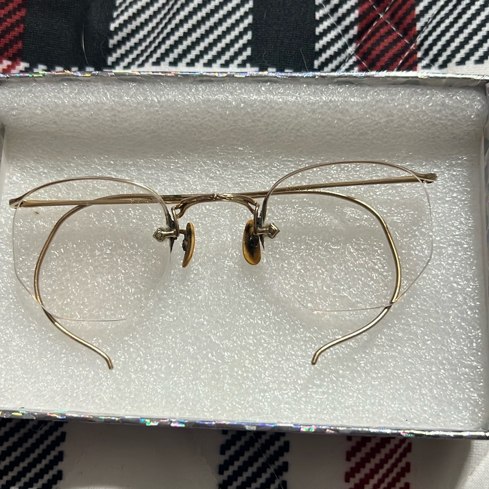 Vintage pair of glasses. Would be wonderful for a showpiece….